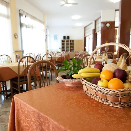 Hotel Milan Rosolina Mare Buitenkant foto