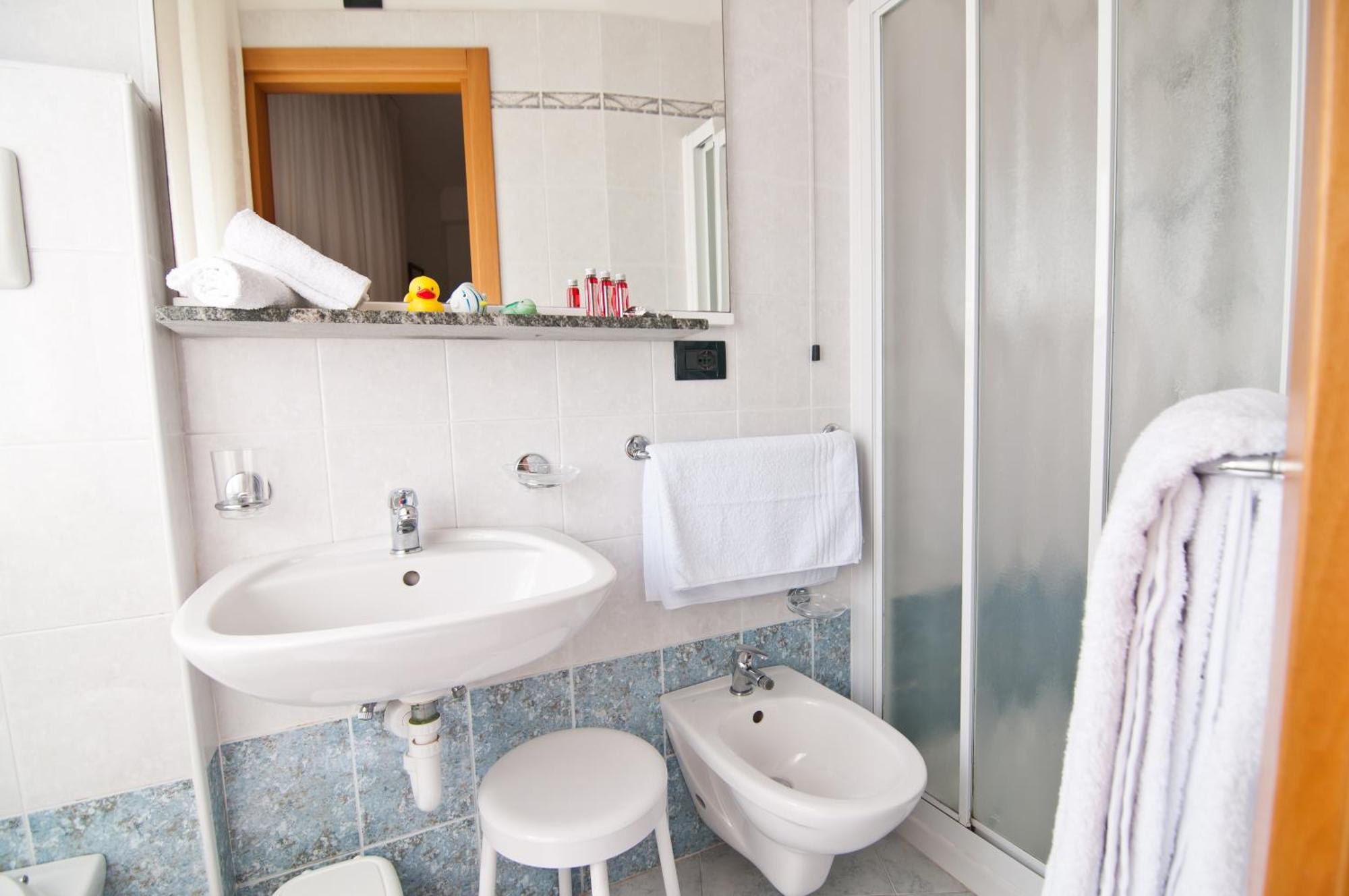 Hotel Milan Rosolina Mare Buitenkant foto