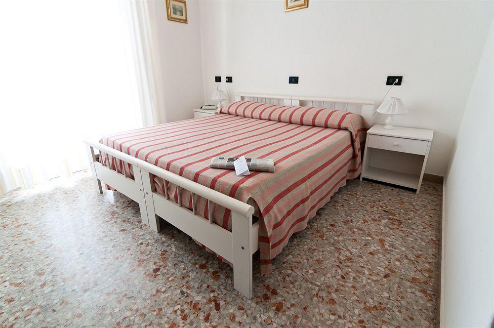 Hotel Milan Rosolina Mare Buitenkant foto