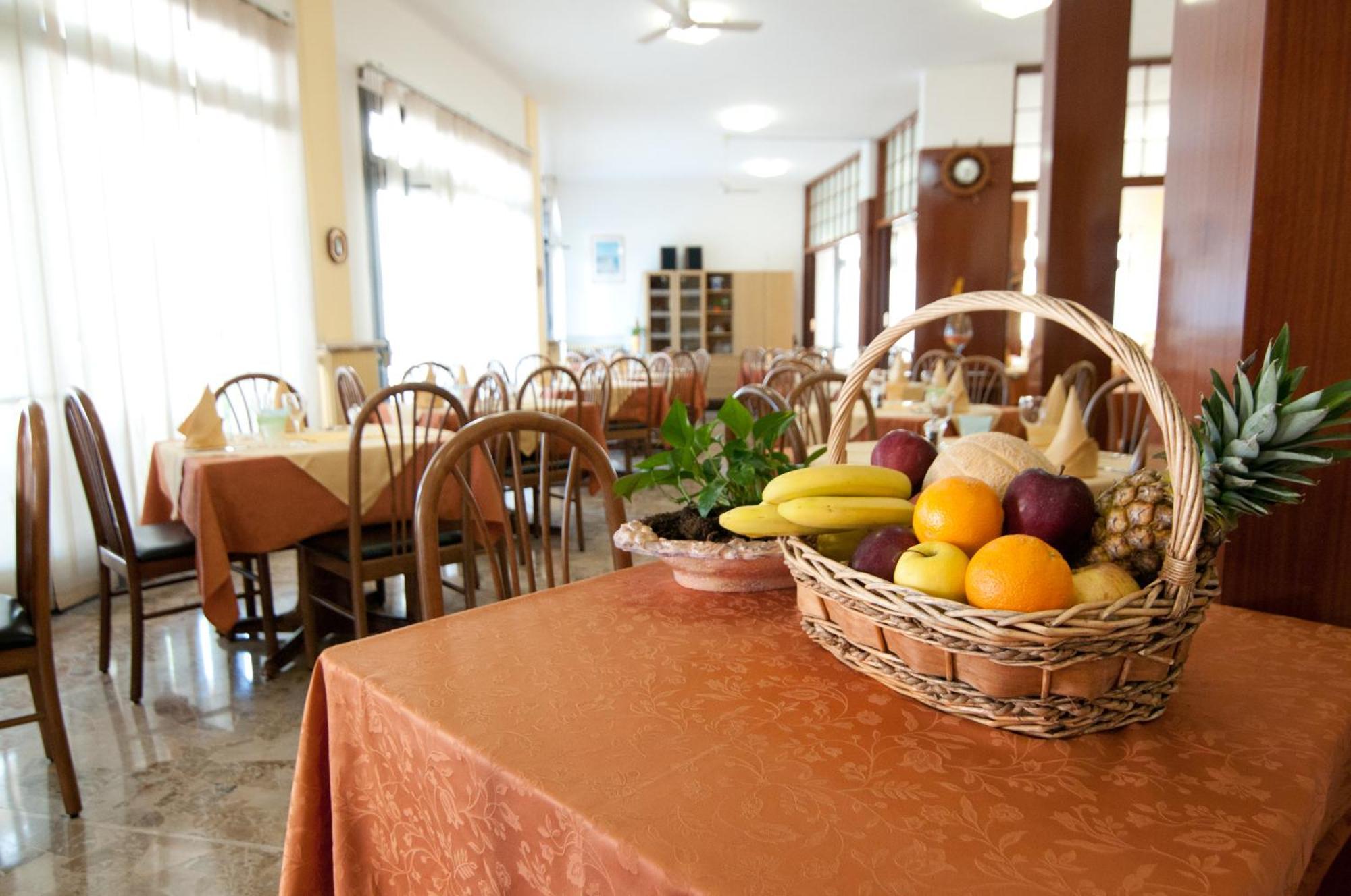 Hotel Milan Rosolina Mare Buitenkant foto
