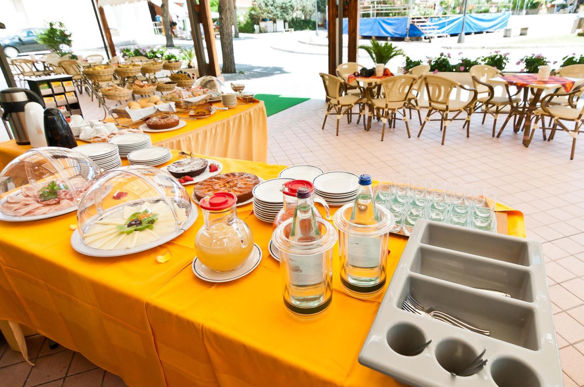 Hotel Milan Rosolina Mare Buitenkant foto