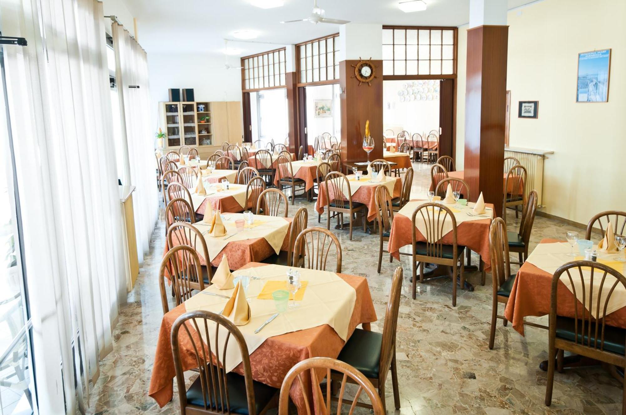 Hotel Milan Rosolina Mare Buitenkant foto
